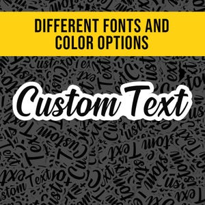 Peut inclure: Un design graphique noir et blanc avec le texte "Custom Text" dans une police audacieuse et stylisée. L'arrière-plan est un motif des mots "Custom Text" dans différentes polices et tailles.