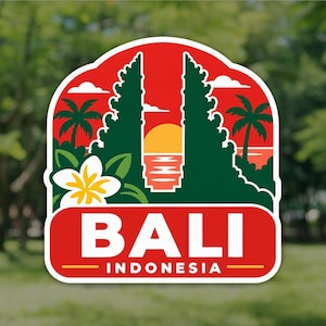 Puede incluir: Una pegatina troquelada con fondo rojo, una silueta verde de una puerta balinesa, palmeras y un sol amarillo sobre el agua. Incluye una flor de frangipani blanca. El texto dice BALI INDONESIA en letras blancas sobre un recuadro rojo.