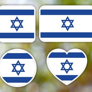 Puede incluir: Cuatro pegatinas de diferentes formas con la bandera de Israel. La bandera es azul y blanca con una estrella de seis puntas en el centro. Las pegatinas son en forma de cuadrado, rectángulo, círculo y corazón.