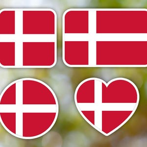 Puede incluir: Cuatro pegatinas de diferentes formas con la bandera danesa. La bandera es roja con una cruz blanca. Las formas son un cuadrado, un rectángulo, un círculo y un corazón.