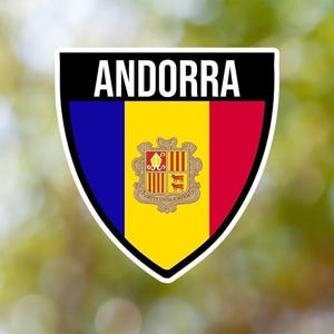 Può includere: Un adesivo bianco a forma di scudo con bordo nero e la parola "ANDORRA" in lettere bianche. Lo scudo contiene la bandiera di Andorra, che è un tricolore di blu, giallo e rosso con lo stemma al centro.