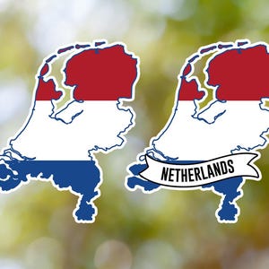Op de afbeelding: Twee stickers met de kaart van Nederland, gekleurd in rood, wit en blauw, de kleuren van de Nederlandse vlag. Eén sticker heeft het woord "NETHERLANDS" op een banner.