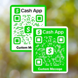 Può includere: Due adesivi quadrati bianchi con codici QR Cash App verdi. Il testo "Cash App" e "Messaggio personalizzato" è sugli adesivi.