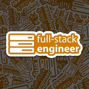 Op de afbeelding: Een bruine sticker met witte tekst die "full-stack engineer" luidt. De sticker heeft een afbeelding van drie horizontale lijnen, die een code-stack voorstellen.