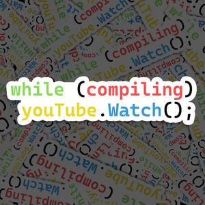 Könnte beinhalten: Ein weißer Aufkleber mit dem Text "while (compiling) YouTube.Watch();" in verschiedenen Farben. Der Aufkleber befindet sich auf einem Hintergrund aus ähnlichem Text auf weißem Grund. Der Text ist im Programmierstil gehalten.