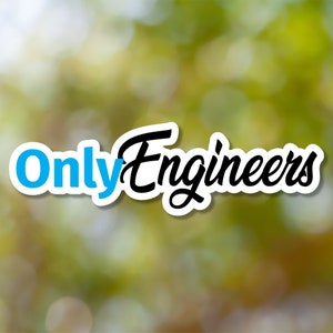 Könnte beinhalten: Ein weißer Aufkleber mit dem Text "Only Engineers". Das Wort "Only" ist hellblau, und "Engineers" ist in schwarzer Schreibschrift gehalten. Der Aufkleber hat einen weißen Rand und ist vor einem verschwommenen grün-gelben Hintergrund platziert.