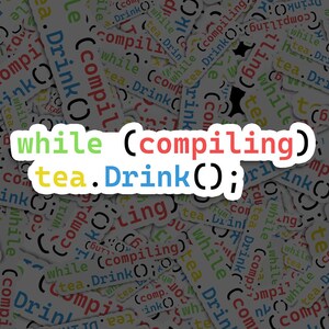 Könnte beinhalten: Eine bunte Illustration von Code mit dem Text "while (compiling) tea.Drink();" in einem weißen Kasten mit schwarzem Rahmen.