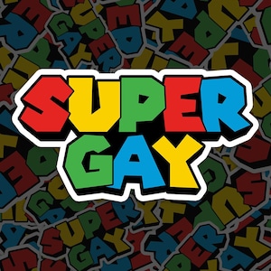 Puede incluir: Una pegatina con el texto "SUPER GAY" en un estilo pixelado colorido, que recuerda a la franquicia de videojuegos Super Mario Bros.