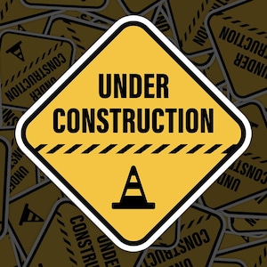 Peut inclure: Un panneau jaune en forme de losange avec des rayures noires et une icône de cône de circulation noire. Le panneau indique "UNDER CONSTRUCTION".