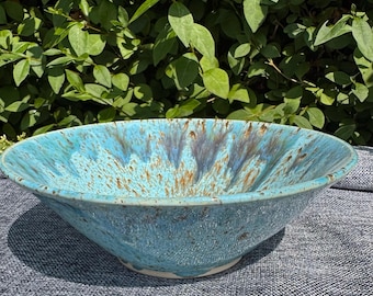 Handgemaakte keramische kom, blauw, gespikkeld