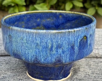 Handgemaakte keramische plankkom, sokkelkom, blauw