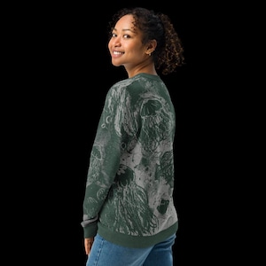 K&ouml;nnte beinhalten: Dunkelgr&uuml;nes Sweatshirt mit einem Quallenmuster in Grau- und Wei&szlig;t&ouml;nen. Das Sweatshirt hat einen Rundhalsausschnitt und lange &Auml;rmel mit gerippten B&uuml;ndchen und Saum. Das Design ist ein sich wiederholendes Quallenmuster.
