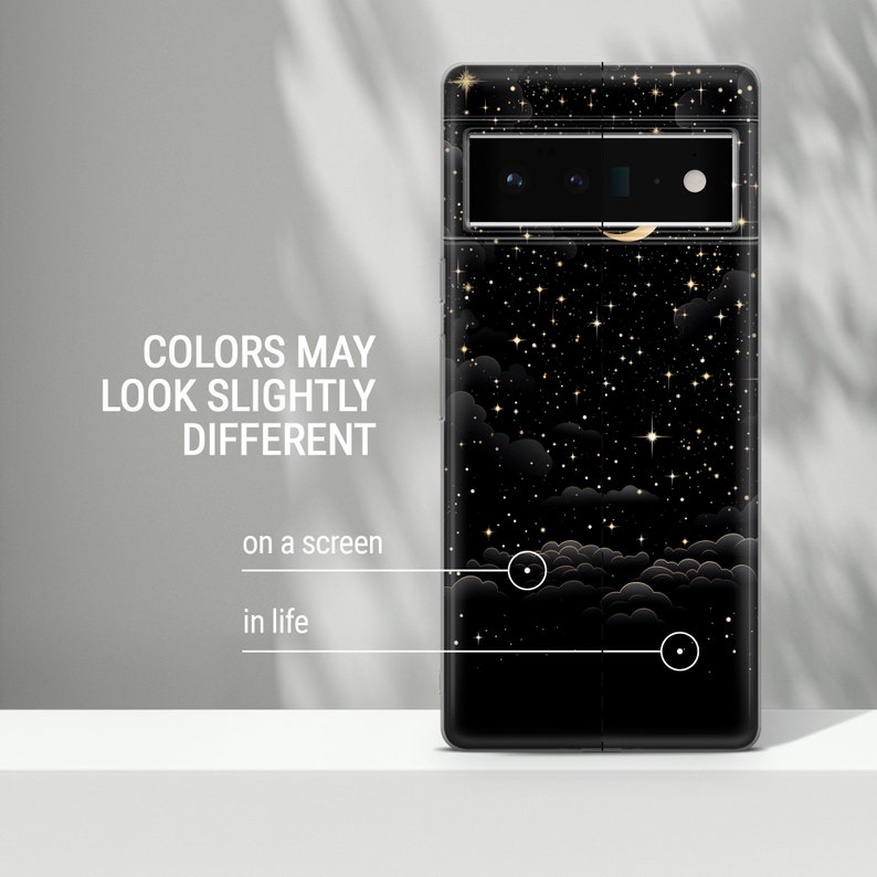 Puede incluir: Una funda de tel&eacute;fono negra con un dise&ntilde;o de noche estrellada con estrellas doradas, una luna creciente y nubes. La funda tiene un recorte para el objetivo de la c&aacute;mara.