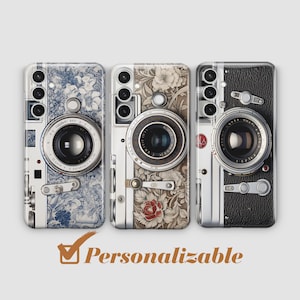 Può includere: Tre custodie per telefono con design di fotocamere vintage. Le custodie presentano motivi floreali in blu e bianco, marrone e rosso e nero e argento. Il testo "Personalizable" è visualizzato in marrone.