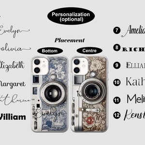 Pu&ograve; includere: Custodie per telefono personalizzate con un design a fotocamera vintage. Le custodie presentano motivi floreali e offrono opzioni di testo personalizzate. Vengono visualizzate le opzioni dei caratteri, insieme alle opzioni di posizionamento. Le custodie sono disponibili in vari stili.