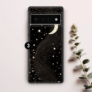 Puede incluir: Carcasa de tel&eacute;fono negra con una luna creciente dorada y estrellas sobre un fondo negro. La carcasa tiene un recorte para el objetivo de la c&aacute;mara.