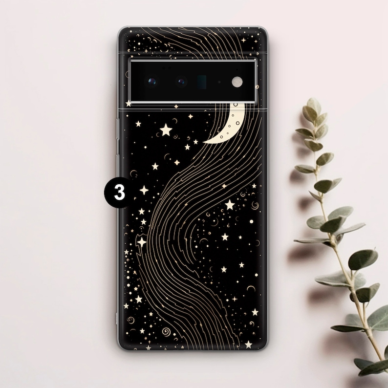Puede incluir: Carcasa de tel&eacute;fono negra con una luna creciente dorada y estrellas sobre un fondo negro. La carcasa tiene un recorte para el objetivo de la c&aacute;mara.