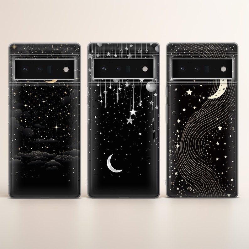 Puede incluir: Tres fundas de tel&eacute;fono negras con diferentes dise&ntilde;os celestiales. La primera funda presenta un cielo nocturno estrellado con nubes y una luna creciente. La segunda funda tiene un dise&ntilde;o de estrellas y una luna creciente colgando de la parte superior. La tercera funda tiene un dise&ntilde;o de una luna creciente y estrellas con un patr&oacute;n de l&iacute;nea ondulada.