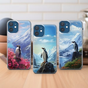 Peut inclure: Trois coques de téléphone avec des motifs de pingouins. Chaque coque présente un arrière-plan différent avec un pingouin debout sur un rocher ou parmi des fleurs. Les arrière-plans comprennent des montagnes, de l'eau et des ciels bleus.
