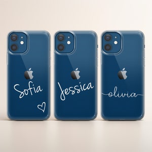 Peut inclure: Trois coques de téléphone transparentes avec un fond bleu foncé. Les coques ont un logo Apple blanc et un nom blanc sur chaque coque : Sofia, Jessica et Olivia.