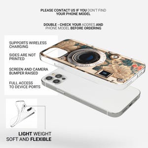 Pu&ograve; includere: Una custodia per telefono con un design di fotocamera vintage, con accenti floreali beige, marroni e rossi. La custodia &egrave; mostrata su un telefono bianco, con testo che indica il supporto per la ricarica wireless e l'accesso completo alle porte del dispositivo.