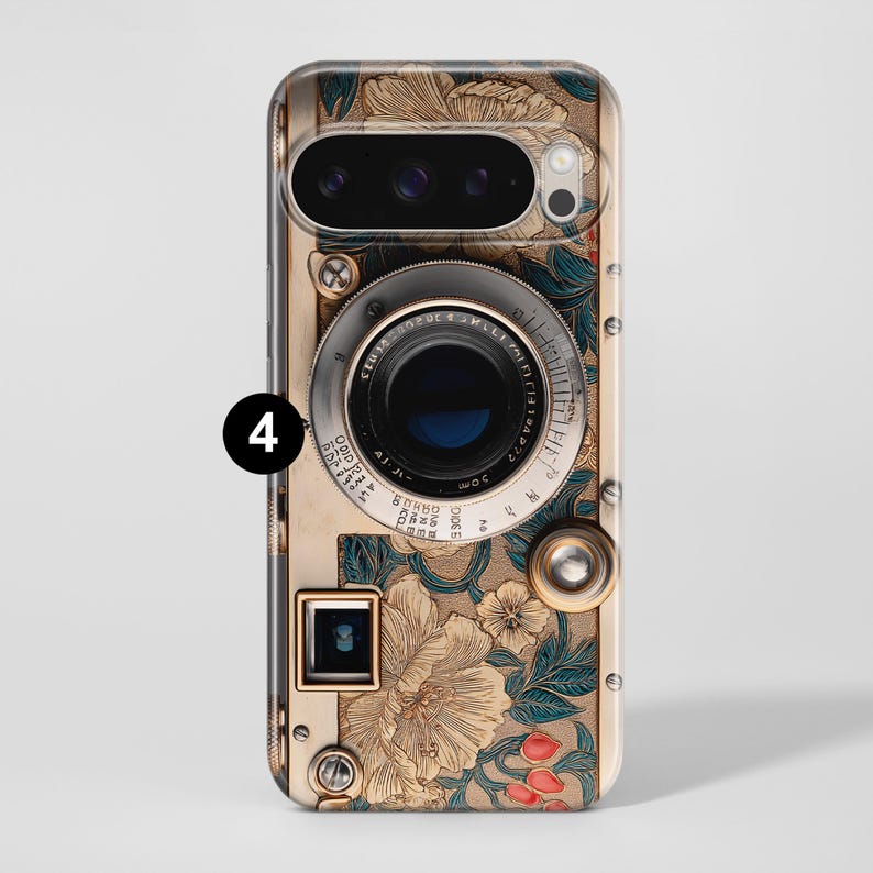 Pu&ograve; includere: Una custodia per telefono con un design di fotocamera vintage. La custodia presenta un motivo dorato e floreale con un obiettivo e pulsanti della fotocamera. Il design include un obiettivo, pulsanti e un flash, con il numero 4 in un cerchio nero.