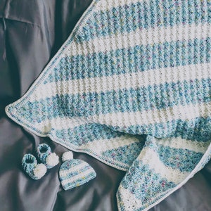 Handgefertigte gehäkelte Babydecke, Booties mit Mütze.