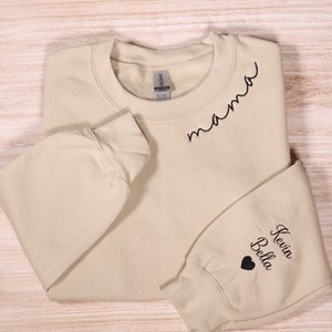 Sweat-shirt maman brodé personnalisé avec manche prénoms enfant, sweat à capuche maman personnalisé, tenue pour faire-part de grossesse, cadeaux pour la fête des mères pour maman