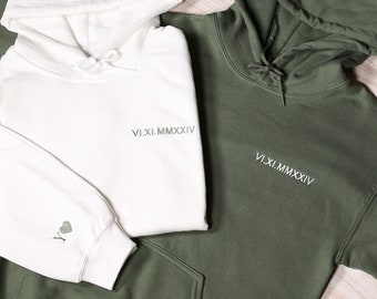 Aangepaste geborduurde hoodie met Romeinse cijfers, gepersonaliseerd sweatshirt voor koppels, aangepaste datum en initiële outfit op mouw, valentijnscadeaus