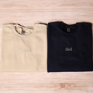 Embroidered Mama & Dad Sweatshirt, Minimal New Mom Dad Embroidery Hoodie, Matching Family Outfit, Pregnancy Reveal Gift, Mothers Day Gifts