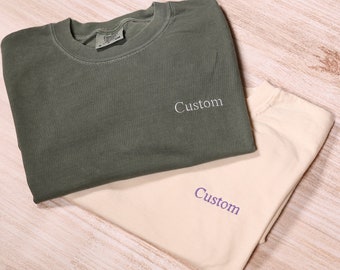 Aangepast Comfort Colors®-shirt met zak, gepersonaliseerd T-shirt met geborduurde tekst, T-shirt met aangepaste tekst, aangepaste naamoutfit, T-shirt met aangepast bedrijfslogo