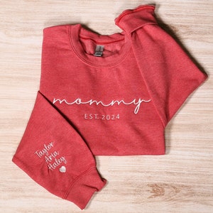 Sudadera bordada de mamá personalizada con nombres de niños en la manga, sudadera con capucha de mamá personalizada, traje de mamá de anuncio de bebé, regalos del Día de la Madre