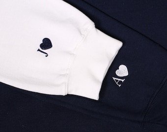 Anpassad broderad hjärttröja med initialer på ärmen, personlig broderad huvtröja för par, matchande alla hjärtans dag-outfit, årsdagspresenter