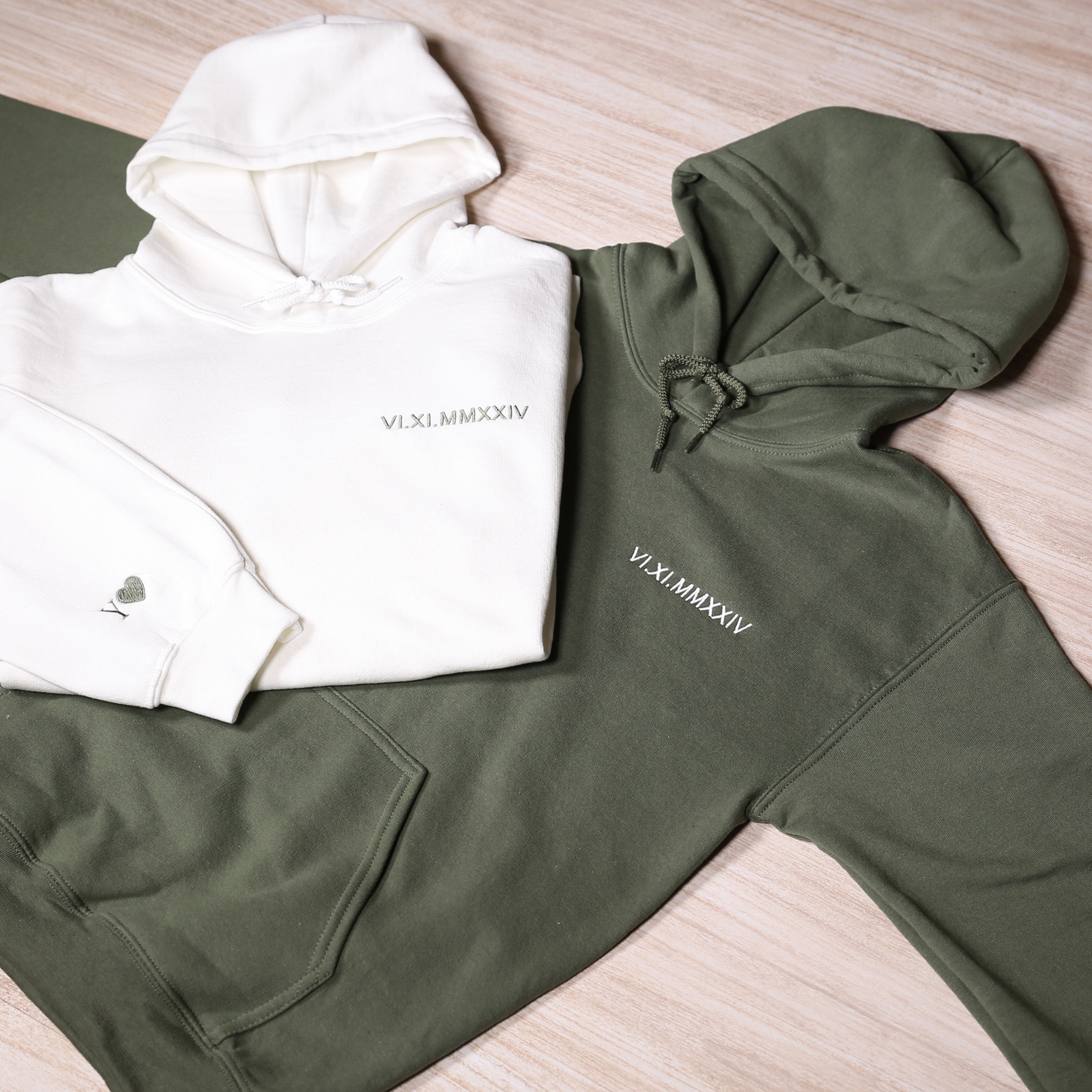Felpa Con Cappuccio Ricamata Con Numeri Romani - U&S Clothing - Personalizzabile - Unisex - Foto 2