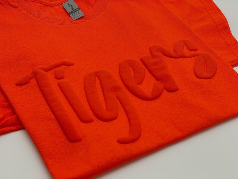 Custom Puff Print Team Name T-shirt, Personalized Puff Writing For Companies, Embossed Mascot Shirt, Metallic Puff Print, Puff School Sports imagem 4
