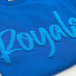 Custom Puff Print Team Name T-shirt, Personalized Puff Writing For Companies, Embossed Mascot Shirt, Metallic Puff Print, Puff School Sports imagem 6