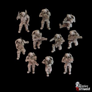 Op de afbeelding: Een verzameling miniatuurbeeldjes van soldaten in gevechtsuitrusting, geposeerd in verschillende actiehoudingen. De figuren zijn in een neutrale kleur, met gedetailleerde bepantsering en wapens, tegen een zwarte achtergrond. De figuren zijn van Atelier Hariwald.