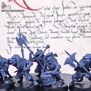Könnte beinhalten: Miniaturfiguren von anthropomorphen Ratten in mittelalterlicher Kleidung, bewaffnet mit Hellebarden, Äxten und einer Trommel. Die Figuren sind in einem gedämpften Blau-Grau gehalten, vor dem Hintergrund von gealtertem Pergament mit Schrift. Der Text "RATTEN LANDSKNECHT" ist sichtbar.
