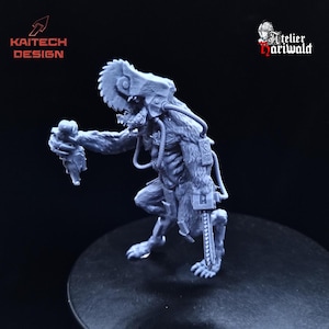 Può includere: Miniatura grigia dettagliata di un mostro con testa e braccio a motosega. La figura è in posizione accovacciata, che tiene un piccolo oggetto. Il testo "KAITECH DESIGN" è visibile. Oggetto da collezione a tema fantasy o horror.