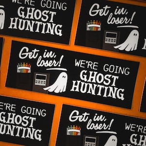 Puede incluir: Un conjunto de cinco pegatinas en blanco y negro con temática de Halloween. Las pegatinas muestran un fantasma, un dispositivo de caza de fantasmas y el texto "We're going ghost hunting" y "Get in, loser!"