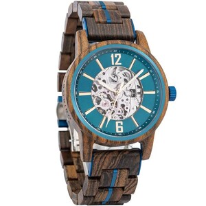 Puede incluir: Un reloj de pulsera de madera azul y marrón con un movimiento automático esqueletizado. La esfera del reloj tiene un fondo azul con detalles dorados y marcadores de hora romanos blancos. La correa del reloj está hecha de madera oscura con rayas azules.