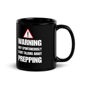 Könnte beinhalten: Schwarze Kaffeetasse mit einem weißen Warnschild und dem Text "WARNUNG KANN SPONTAN ÜBER VORBEREITUNGEN SPRECHEN".