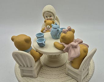 Snowbabies Department 56 Orsetto di peluche, statuetta da tè, 2001 | Statuetta in porcellana biscuit, Collezione Guest, 12° pezzo fuori produzione | Collezione di Natale