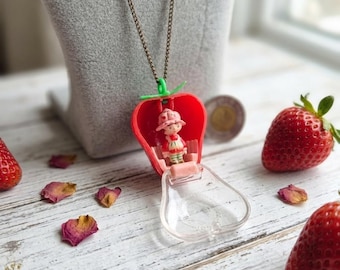 Collar con colgante vintage de Strawberry Shortcake de 1981 - Caja de fresas que se abre con figura en miniatura - Joyería retro de Strawberry Shortcake
