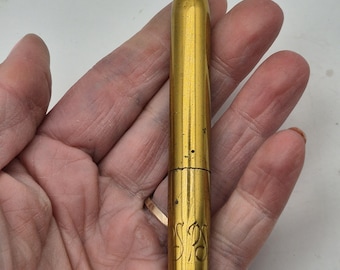 Lápiz labial vintage Peggy Sage de Nueva York - Estuche de latón dorado con monograma - Cosmético de colección de mediados de siglo - Décadas de 1940/50