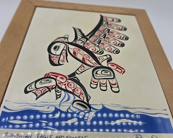 Portagioie in legno con piastrella in ceramica artistica indigena Tsimshian "Aquila e Sockeye" firmata Phin