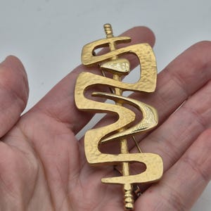 Spilla vintage in oro di Simon Chang – Design astratto modernista brutalista – Gioiello di design canadese – Forma geometrica martellata