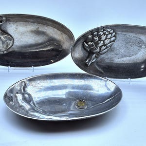 Set of 3 Vintage Mariposa Brillante Oval Dishes (1995) – Vegetable Garden Theme: Garlic, Artichoke and Chili Pepper – Cast Aluminum