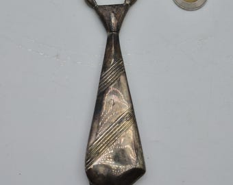 Abrebotellas vintage con forma de corbata – Metal plateado con atrapatapas magnético