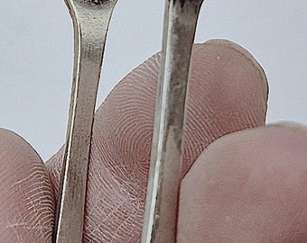 Vintage sugar tweezers in silver plated EPNS A1, claw model, chiseled decoration.
